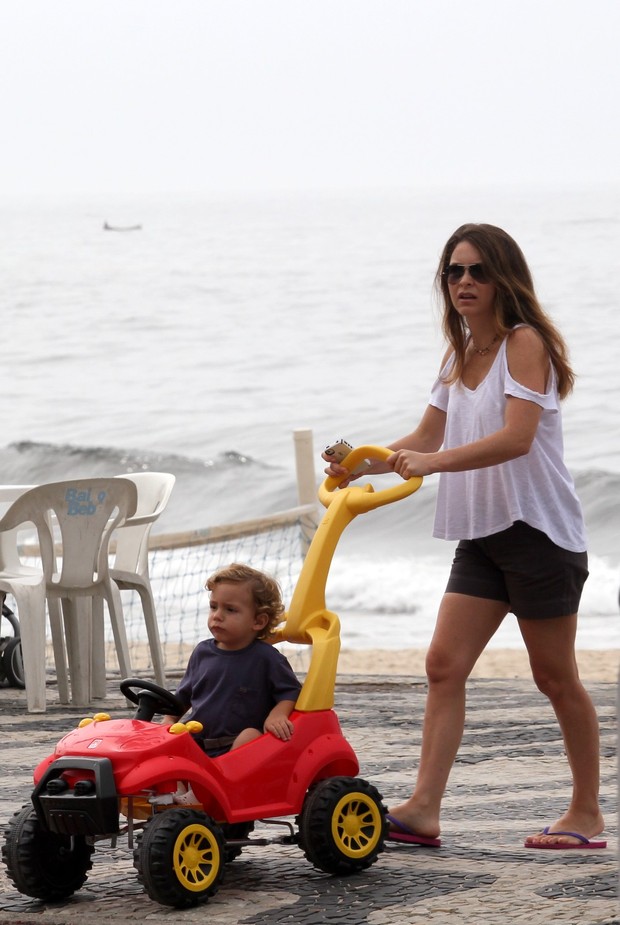 Claudia Abreu passeia com filhos na orla do Leblon, RJ (Foto: Wallace Barbosa/AgNews)