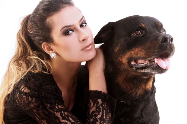 Lucilene Caetano posa com rottweiler para revista (Foto: Igor Rodriguez / Revista Gypsy)