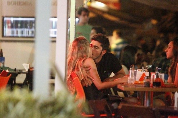 Bruno Gissoni beija loira em restaurante no Rio (Foto: Gabriel Rangel/ Ag. News)