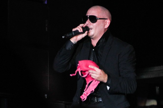 Pitbull ganha sutiã de fã em show em São Paulo (Foto: Manuela Scarpa/ Foto Rio News)