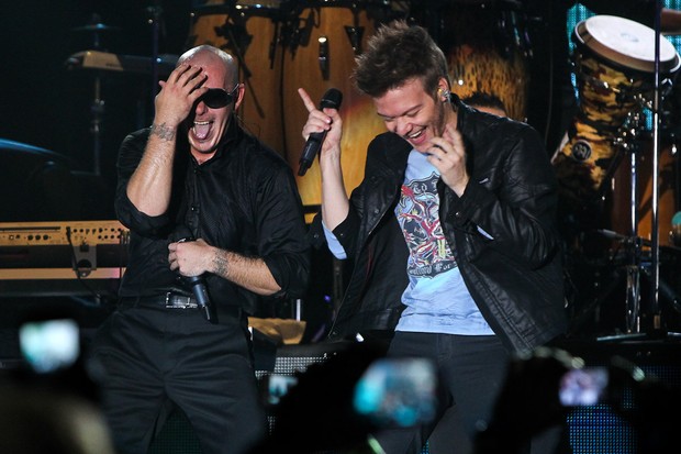 Michel Teló canta com Pitbull em São Paulo (Foto: Manuela Scarpa/ Foto Rio News)