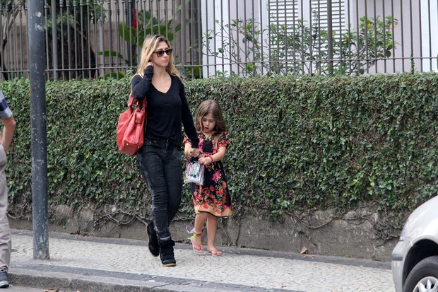 Amora Mautner passeia com sua filha no Leblon (Foto: Wallace Barbosa/AgNews)