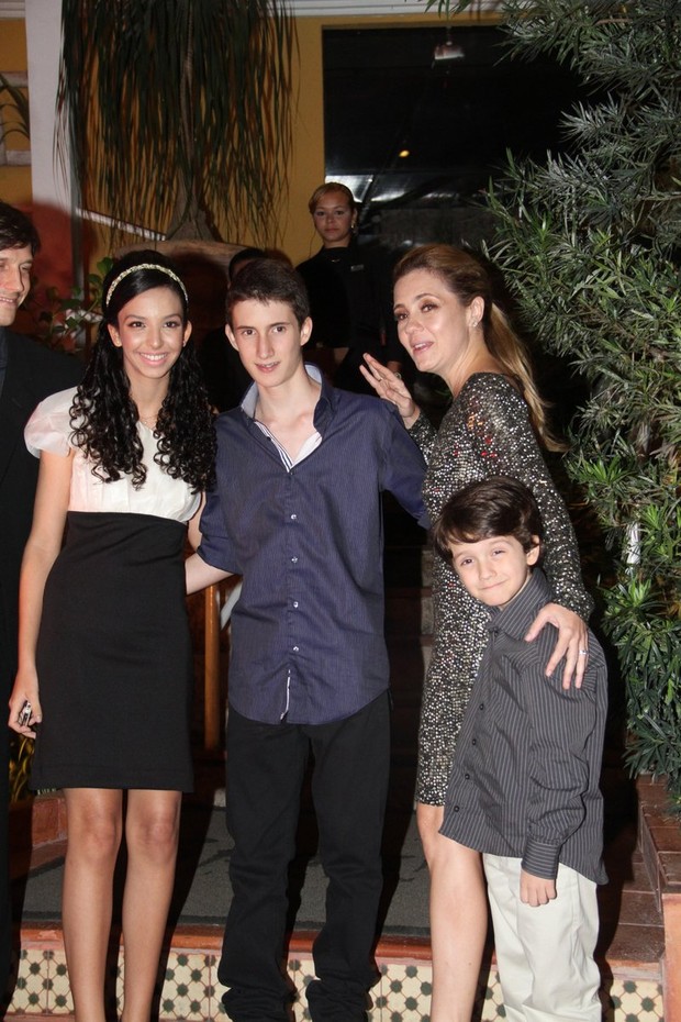 Adriana Esteves com a enteada, Agnes, e os filhos, Felipe e Vicente (Foto: Delson Silva/Ag News)
