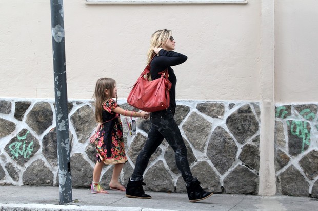 Amora Mautner passeia com sua filha no Leblon (Foto: Wallace Barbosa/AgNews)