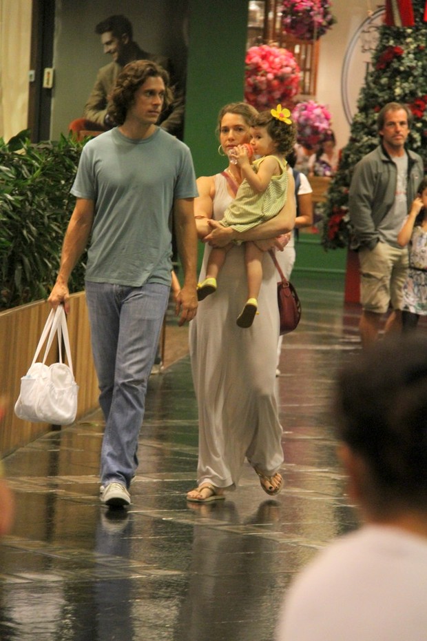 Letícia Spiller passeia com o marido e a filha Stella em shopping do Rio  (Foto: Daniel Delmiro / AgNews)