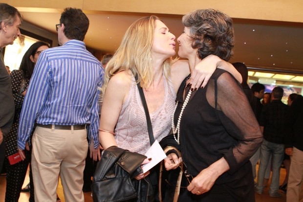 Letícia Spiller dando selinho em Cássia Kiss (Foto: Raphael Mesquita / PhotoRioNews)