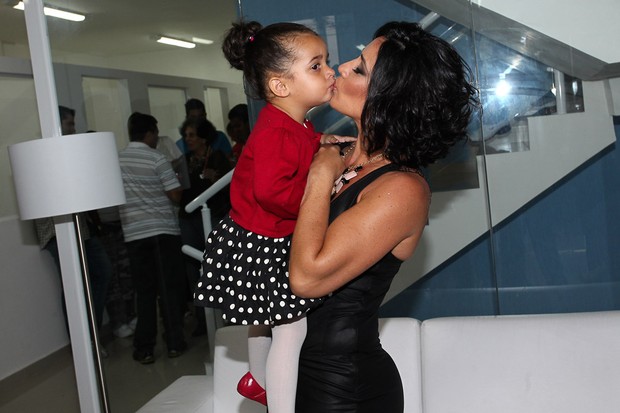 Scheila Carvalho dá selinho na filha (Foto: Manuela Scarpa/Foto Rio News)