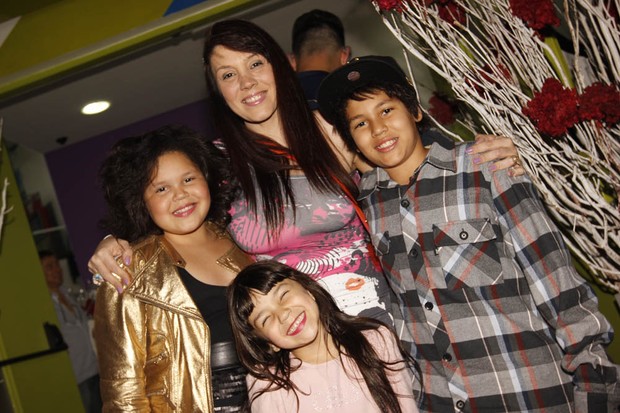 Simony com a filha Aysha e o filho Ryan em festa em São Paulo (Foto: Leo Franco/ Ag. News)