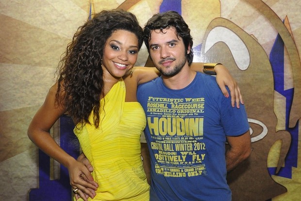 Juliana Alves com o namorado, Guilherme Duarte, na quadra da Unidos da Tijuca (Foto: Roberto Teixeira/EGO)