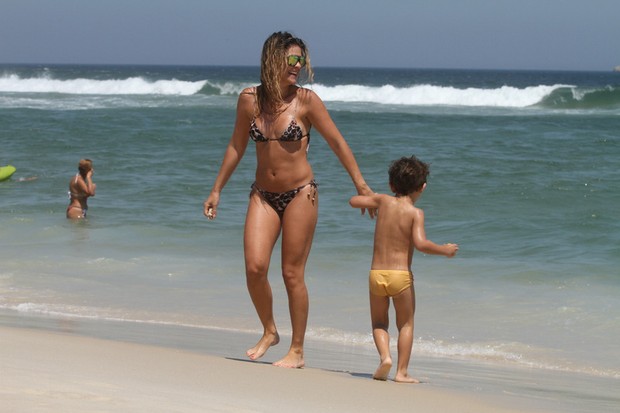 Livea Lemos com filho na praia da Barra, RJ (Foto: Fabio Martins / AgNews)