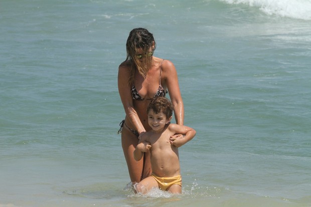 Livea Lemos com filho na praia da Barra, RJ (Foto: Fabio Martins / AgNews)