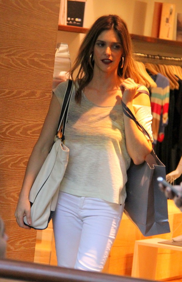 Fernanda Lima no shopping Fashion Mall (Foto: Daniel Delmiro / AgNews)
