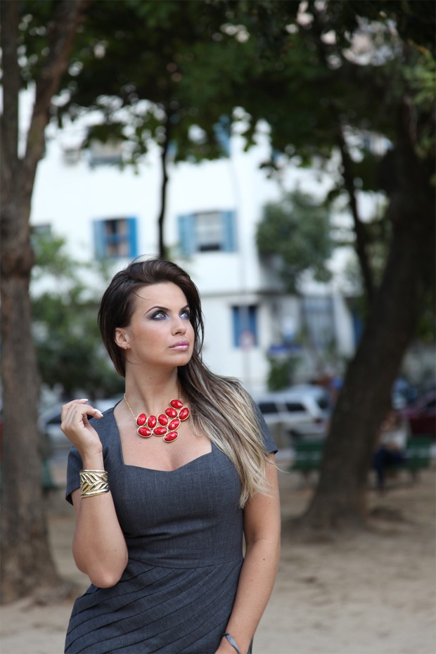 Veridiana Freitas posa glamorosa para revista (Foto: Divulgação / Davi Borges)