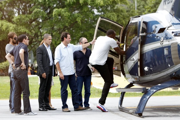 Usain Bolt faz passeio de helicóptero com o prefeito Eduardo Paes no Rio de Janeiro (Foto: Gil Rodrigues /  FotoRioNews)