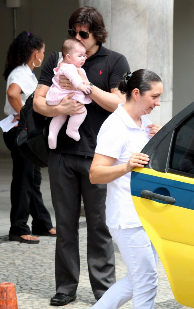 Paulo Ricardo desembarca com a mulher e a filha no aeroporto Santos Dumont, RJ (Foto: Gabriel Rangel / Agnews)