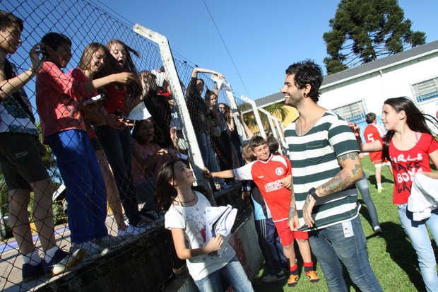 O cantor Lucas da banda Fresno foi tietado por um grupo de adolescentes e distribuiu autógrafos (Foto: Graça Paes/Foto Rio News)