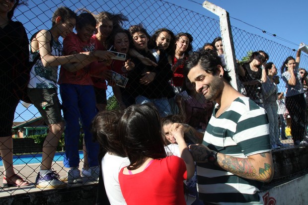 O cantor Lucas da banda Fresno foi tietado por um grupo de adolescentes e distribuiu autógrafos (Foto: Graça Paes/Foto Rio News)