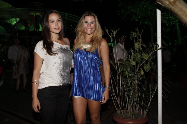 Maria Pinna e Lívia Lemos em festa no Rio (Foto: Isac Luz/ EGO)