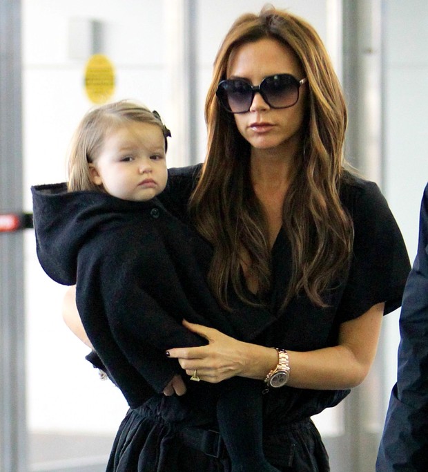 Victoria Beckham e a filha Harper no aeroporto de Nova York  (Foto: Agência/ X17)