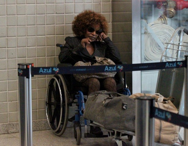 Elza Soares na cadeira de rodas (Foto: Gabriel Rangel/ Ag. News)