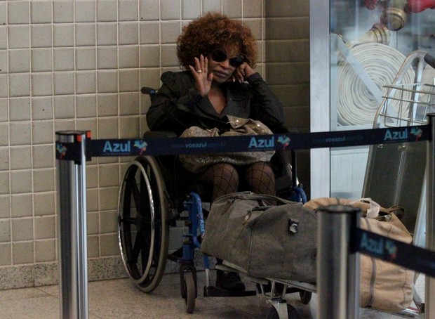 Elza Soares na cadeira de rodas (Foto: Gabriel Rangel/ Ag. News)