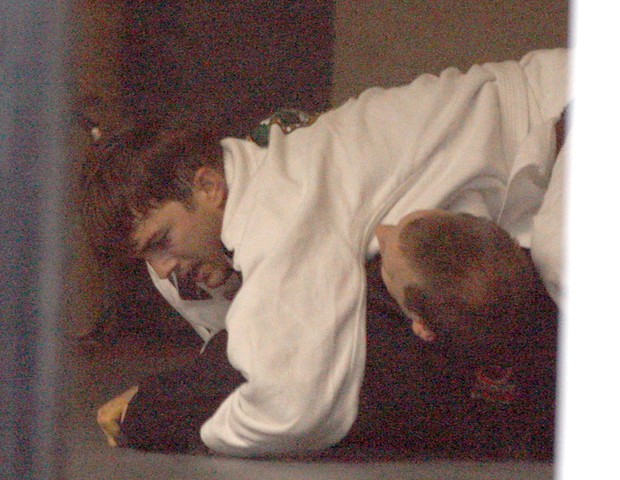 Ashton Kutcher luta jiu jitsu em academia em Los Angeles, nos Estados Unidos (Foto: Grosby Group/ Agência)