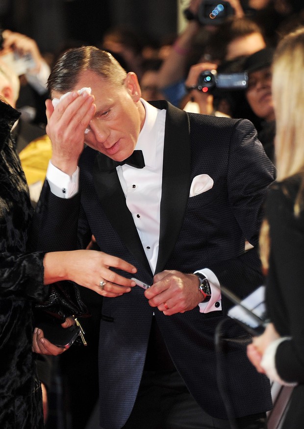 Daniel Craig passa mal durante pré-estreia de '007 - Skyfall' (Foto: Getty Images)