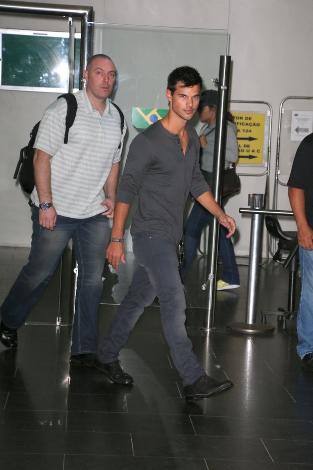 Taylor Lautner desembarca no Rio (Foto: Gabriel Reis/ Ag. News)
