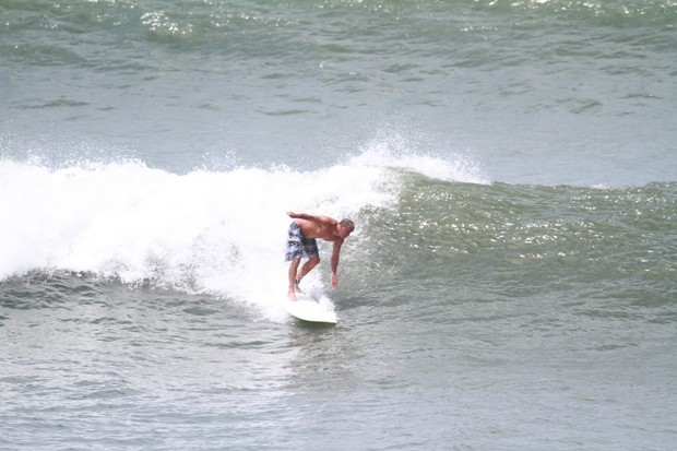 Kadu Moliterno surfa na praia da Macumba no Rio de Janeiro (Foto: AgNews/Dilson Silva)