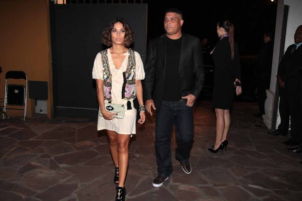 Ronaldo e esposa vão ao jantar da Louis Vuitton em SP (Foto: Orlando Oliveira/AgNews)
