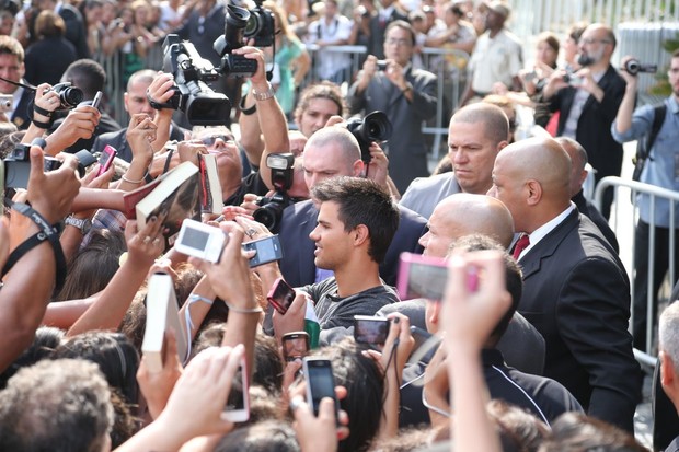 Taylor Lautner dando autógrafos na porta do hotel Fazano, RJ (Foto: Delson Silva/AgNews)