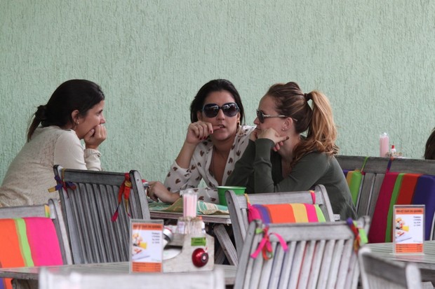 Fernanda Rodrigues com amigas no restaurante balada mix na Barra da Tijuca, RJ (Foto: Gabriel Rangel / Agnews)