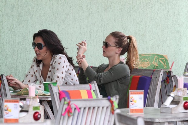 Fernanda Rodrigues com amigas no restaurante balada mix na Barra da Tijuca, RJ (Foto: Gabriel Rangel / Agnews)