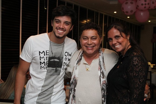 Rodrigo Simas com a mãe, Ana Simas e o promoter Glaycon Muniz em churrascaria no Rio (Foto: Anderson Borde/ Ag. News)