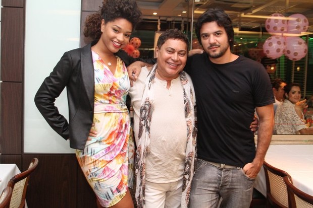 Juliana Alves, Glaycon Muniz e Guilherme Duarte em churrascaria no Rio (Foto: Anderson Borde/ Ag. News)
