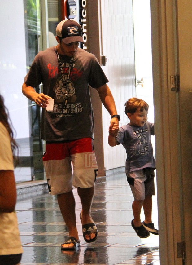 Thiago Rodrigues levou seu filho Gabriel ao banco e logo seguinda passeia no shopping do Rio (Foto: Daniel Delmiro/ Ag. News)