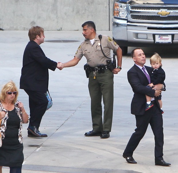 Elton John deixa tribunal com marido, David Furnish, e o filho, Zachary (Foto: X17/Agência)