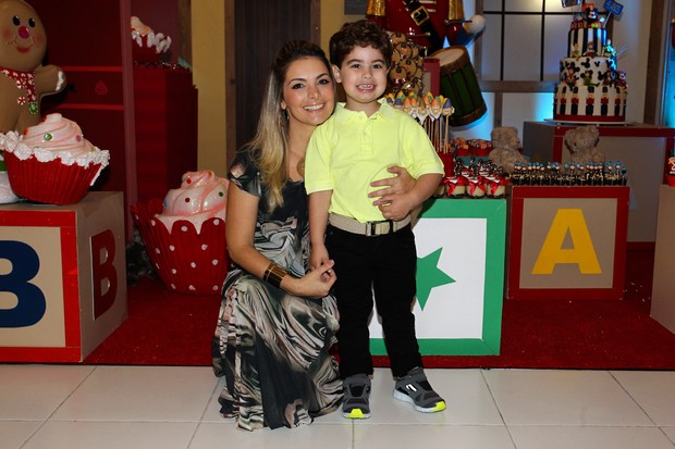 Karina Fridman com o filho Gregory (Foto: Manuela Scarpa/Foto Rio News)