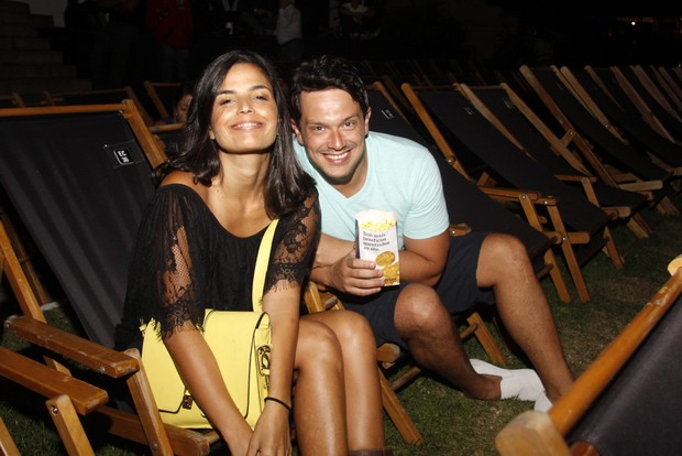 Emanuelle Araújo e o marido, Carlos Henrique Blecher, assistem a filme no Rio (Foto: Felipe Assumpção/ Ag.News)