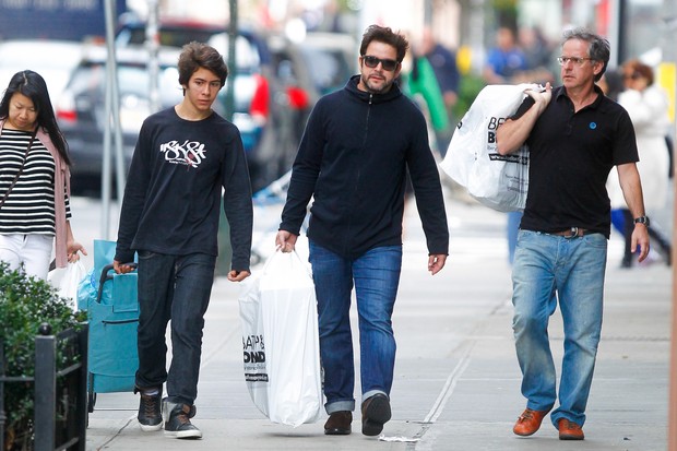 Murilo Benício faz compras em Nova York com o filho, Antônio, e o irmão, Tuca (Foto: Wagner AZ/Honopix)