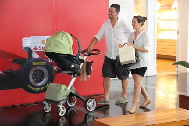 Bianca Castanho passeia com a filha, Cecília, em shopping (Foto: Daniel Delmiro/Ag. News)