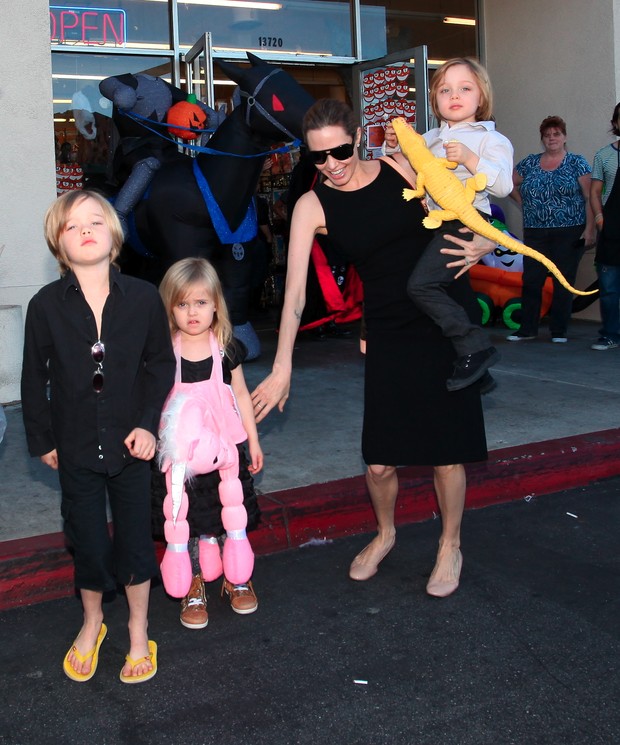 Angelina Jolie leva os filhos para uma loja de artigos de Hallowen (Foto: Agência/ X17)