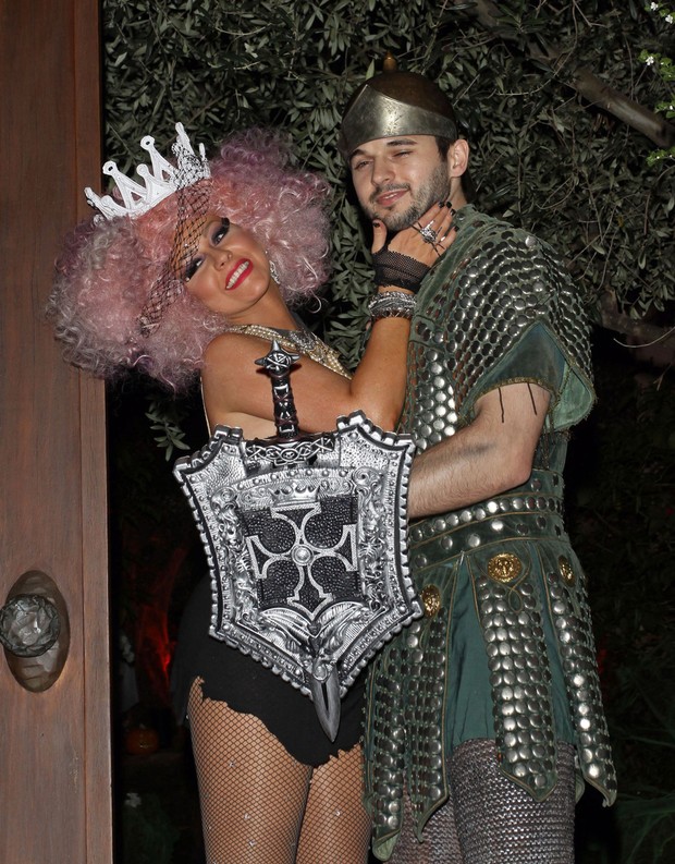Christina Aguilera e seu namorado Matthew Rutler, na festa de Halloween  em sua casa (Foto: PacificCoastNews/Honopix	)
