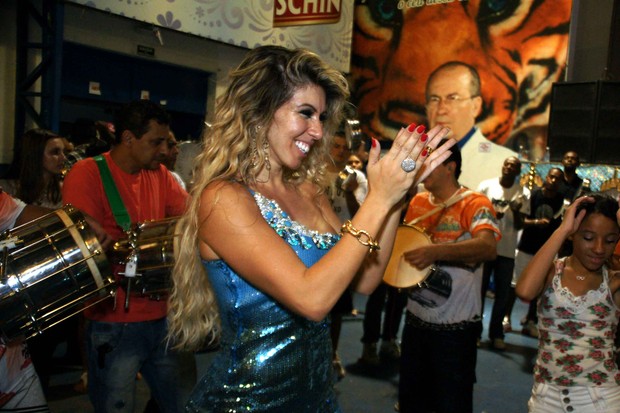 Andreia Andrade cai no samba na quadra da escola Imperio de Casa Verde (Foto: Paduardo / AgNews)