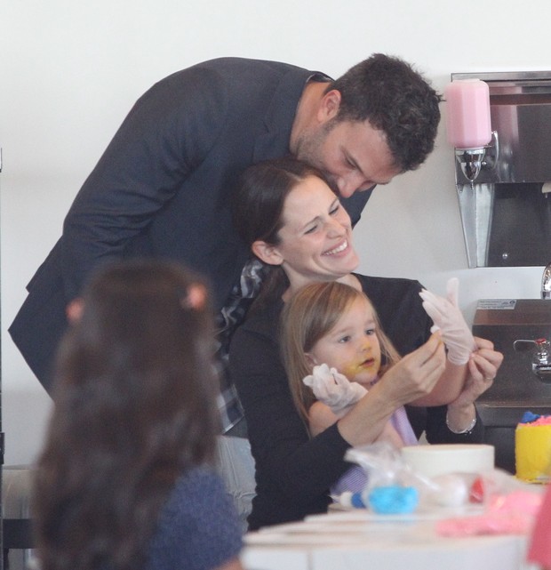 Ben Affleck, Jennifer Garner e a filha, Seraphina fazem bolos (Foto: X17/Agência)