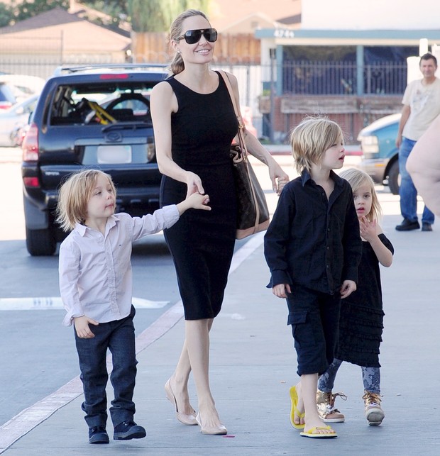 Angelina Jolie e os filhos (Foto: Agência Brainpix)