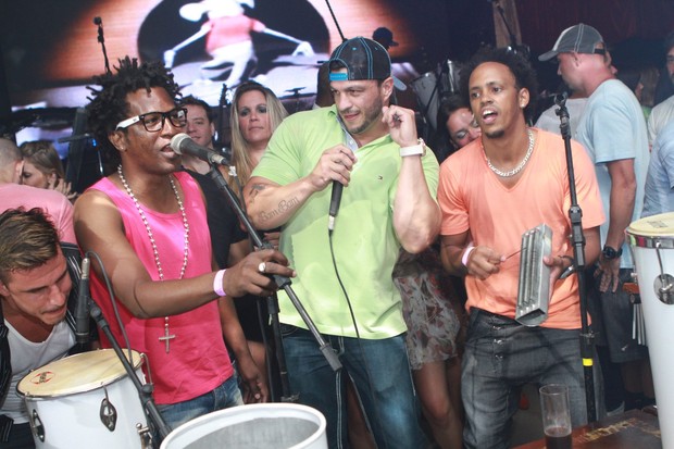 Kleber Bambam canta com o grupo Pur'amizade em boate carioca (Foto: Raphael Mesquita/Divulgação)