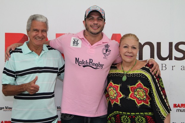 Kleber Bambam com os pais em show de pagode no Rio (Foto: Raphael Mesquita/ Foto Rio News)