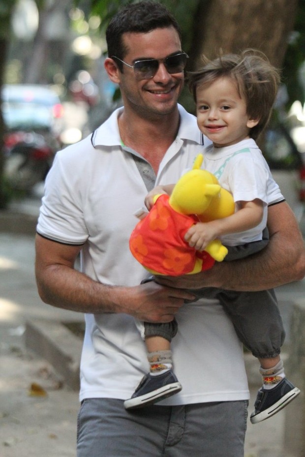 Sidney Sampaio e filho caminhando pelas ruas de Ipanema, Rio de Janeiro (Foto: Rodrigo dos Anjos / Agnews)