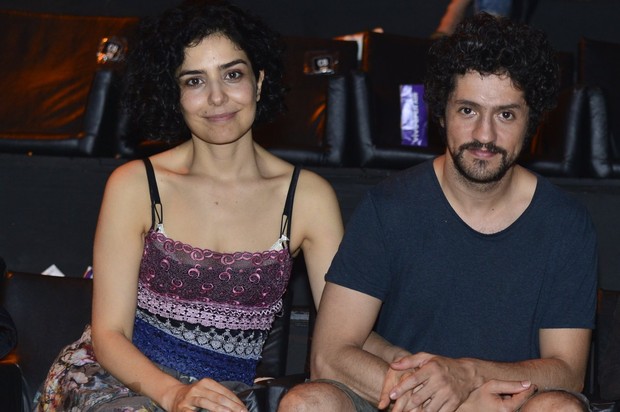 Letícia Sabatella e o namorado, Fernando Alves Pinto, em cinema no Rio (Foto: André Muzell/ Ag. News)